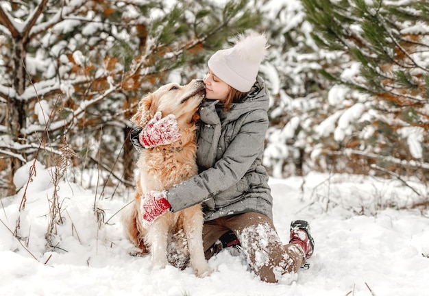 Chien golden retriever avec une fille en hiver