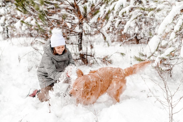 Chien golden retriever avec une fille en hiver