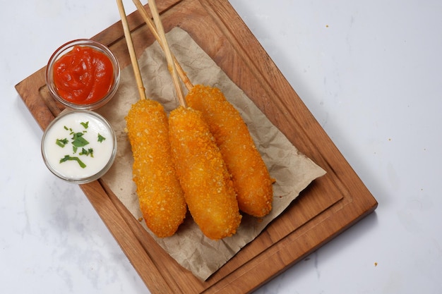 chien de maïs à la coréenne avec ketchup et mayonnaise