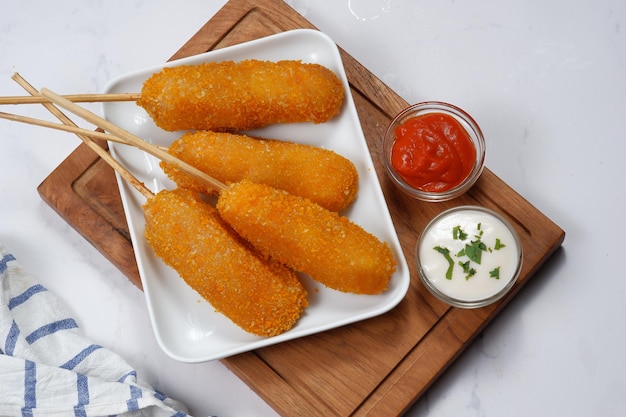 chien de maïs à la coréenne avec ketchup et mayonnaise