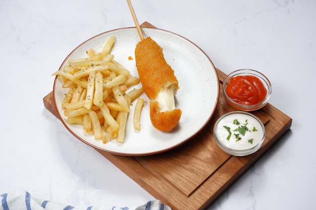 Chien de maïs de style coréen avec frites et ketchup et mayonnaise