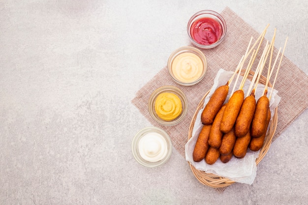 Chiens de maïs maison avec sauces