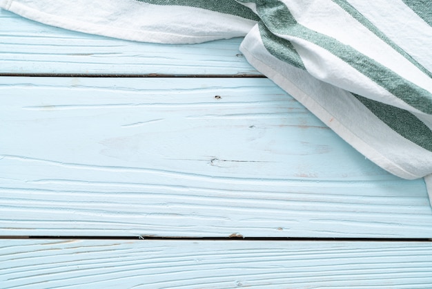 Chiffon de cuisine (serviette) sur un mur en bois bleu