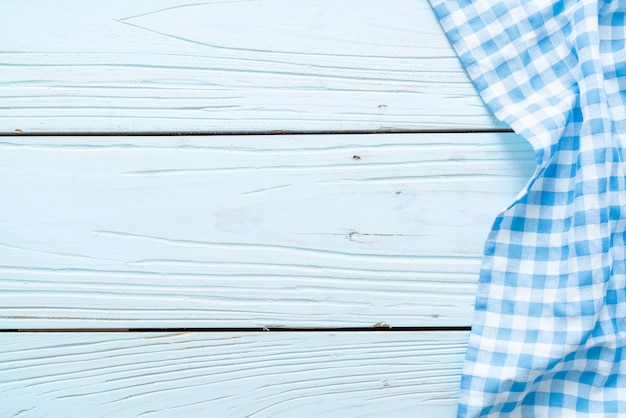 Chiffon de cuisine sur une surface en bois bleue