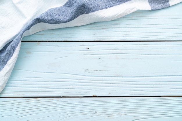 Chiffon de cuisine sur une surface en bois bleue