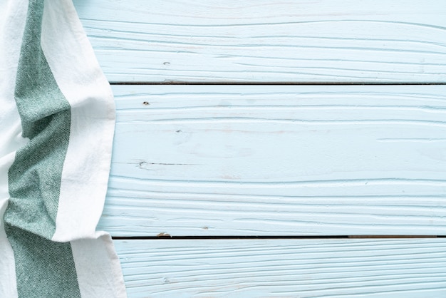 Chiffon de cuisine sur une surface en bois bleue