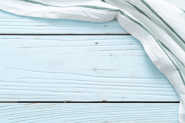 Chiffon de cuisine sur une surface en bois bleue