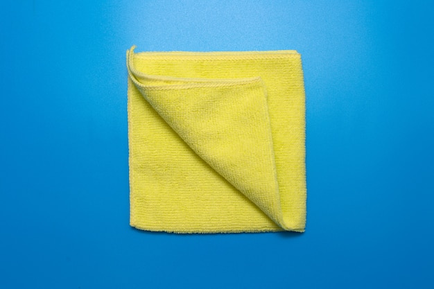 Chiffon en microfibre jaune pour le nettoyage de différentes surfaces dans la cuisine, la salle de bain et d'autres pièces.