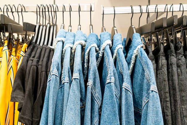 Chiffons sur étagère dans un grand magasin