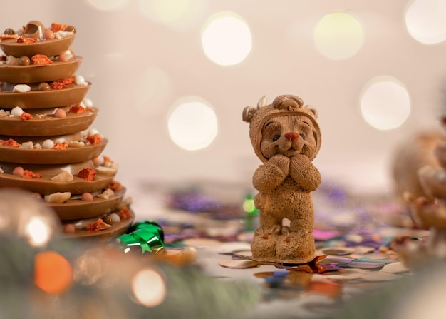 Chiffre de chocolat sur le fond de l'arbre de Noël et des lumières Dessert pour célébrer le nouvel an