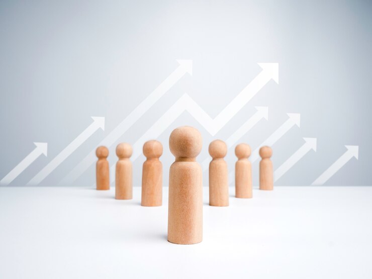 Photo chiffres en bois de chef avec la gamme d'adeptes en ordre sur fond blanc avec des flèches de croissance vers le haut. concept de leadership, gestionnaire, pdg, leader du marché, influenceur, leader d'opinion et leader d'entreprise.