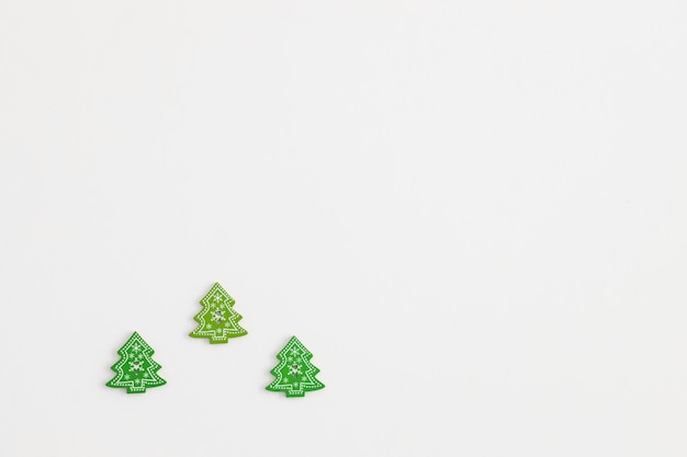 Chiffres en bois verts sous forme d'arbre de Noël sur un concept de nouvel an de fond blanc