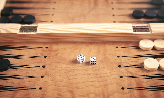 Photo chiffres avec des dés. jeu de société de backgammon en bois