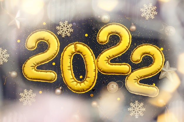 Chiffres d'or 2022 numéros de la bonne année se trouvent sur un fond noir. Mise à plat, décoration de fête de vacances ou concept de carte postale.