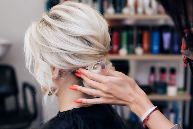 Photo chignon de coiffure pour une fille blonde aux cheveux longs