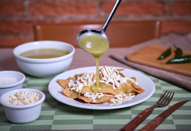 chilaquiles cuisine mexicaine typique avec sauce verte et chips de tortilla