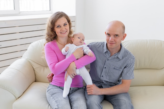 Childgood, parentalité, concept de personnes - bébé sur les mains des parents sur fond blanc.