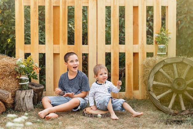 Childs expression active jeunes enfants en bonne santé deux enfants heureux