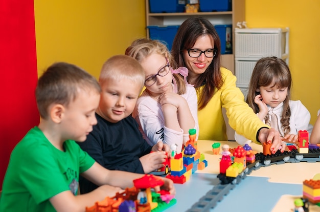 Childs jouant avec des blocs de constructeur en classe