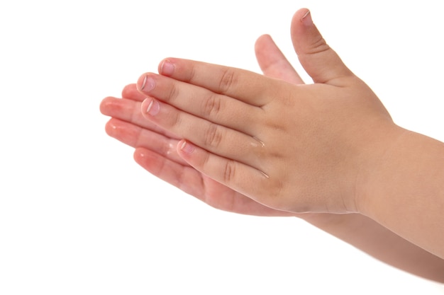 Childs mains avec antiseptique sur fond isolé blanc