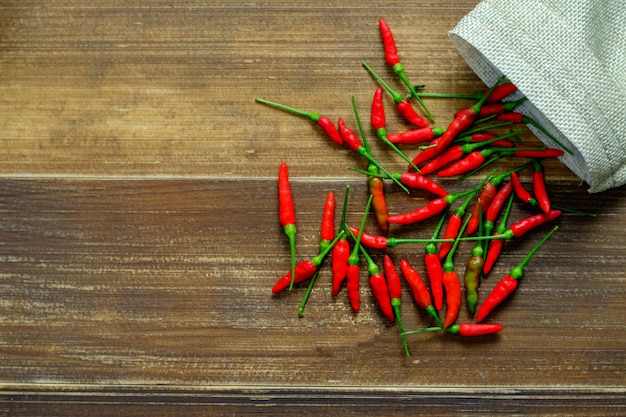 Chili chaud thaïlandais sur table en bois.