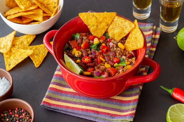 Chili Con Carne Avec Chips De Nachos. Nourriture Mexicaine. Cuisine Nationale.