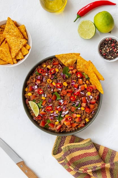 Chili con carne avec chips de nachos. Nourriture mexicaine. Cuisine nationale.