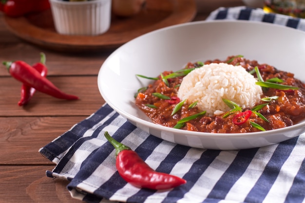 Chili con carne dans une assiette blanche.