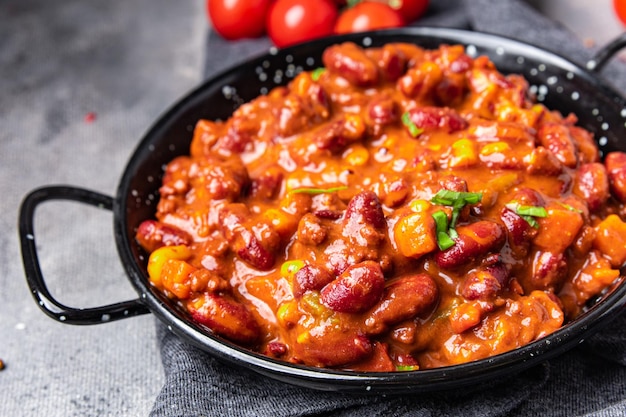 chili con carne haricots, maïs, viande, tomate repas sain nourriture collation sur la table copie espace nourriture