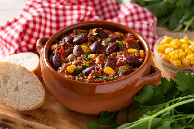 Chili Con Carne Traditionnel Mexicain Tex Mex Dans Un Bol Sur Fond Noir.