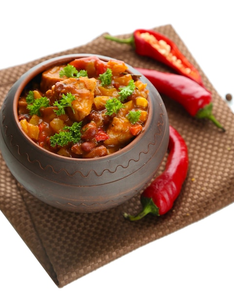 Chili Corn Carne cuisine mexicaine traditionnelle en pot sur serviette isolé sur blanc