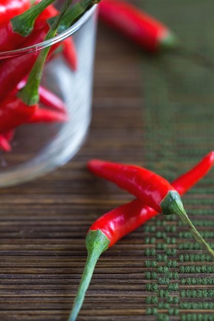 Chili frais aux yeux d'oiseau thaïlandais dans un verre