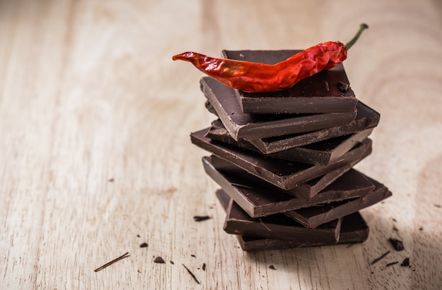 Chili sur la pile de barres de chocolat