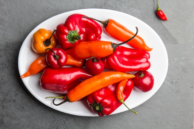 Chili et poivron sur assiette blanche