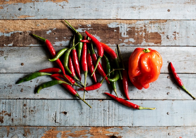 Chili et poivron sur un sol en bois