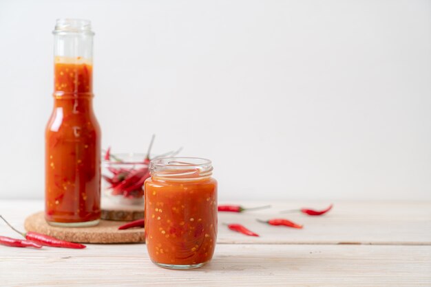 chili ou sauce chili en bouteille et pot sur wwod