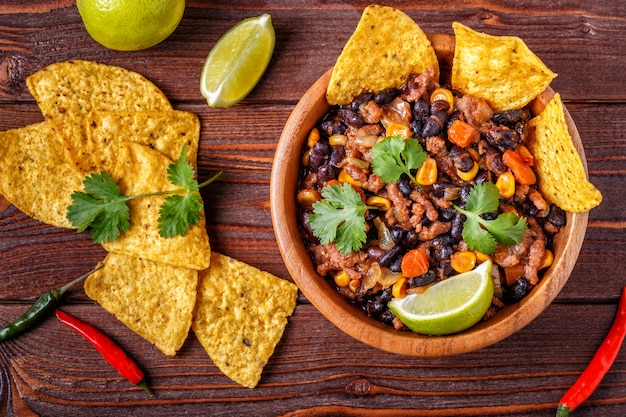 Chili avec de la viande dans un bol avec des chips tortilla.