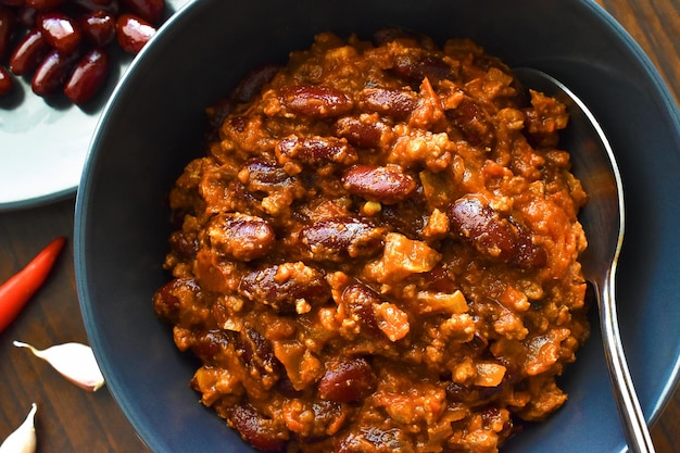 Photo chili avec viande dans un bol