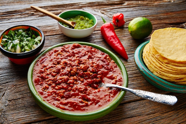 Chili avec viande platillo cuisine mexicaine