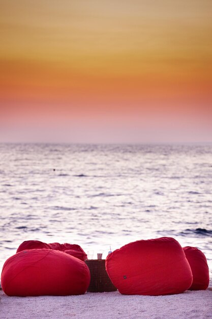 Photo chill sur la plage en rouge