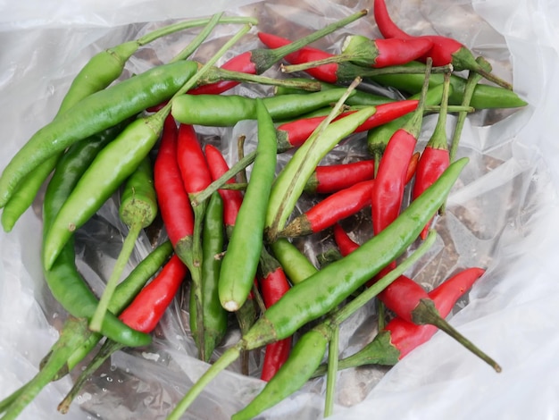 Photo chilli padi, bird's eye chilli, bird chilli ou tranche de poivre thaïlandais sur le fond