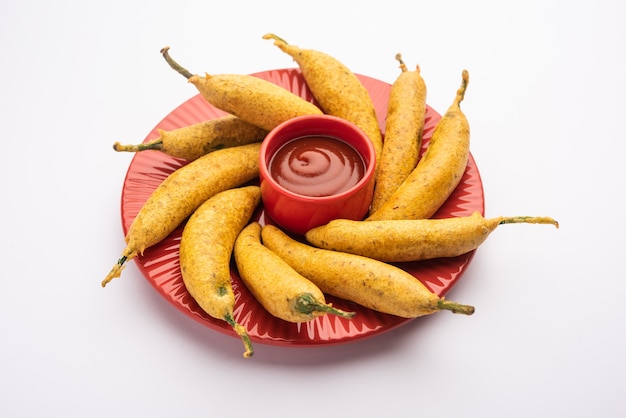Chilli Pakora farci ou mirchi pakoda ou mirchi vada, une collation extrêmement délicieuse et alléchante des Pakistanais et des Indiens
