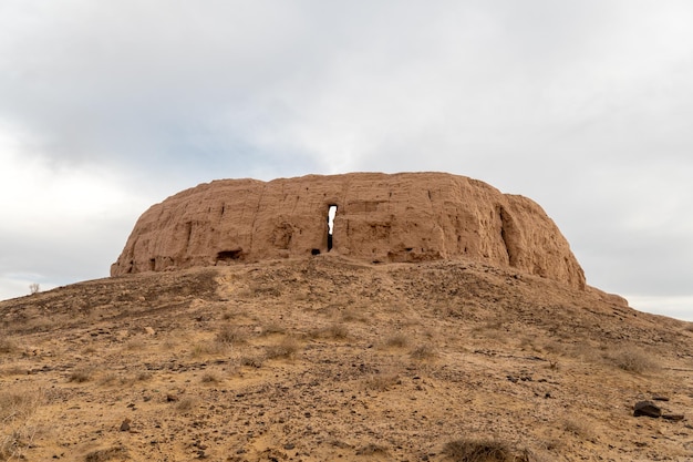 Chilpyk Kala Tour funéraire zoroastrienne tour de silence Le culte zoroastrien du silence au Karakalpakstan Ouzbékistan