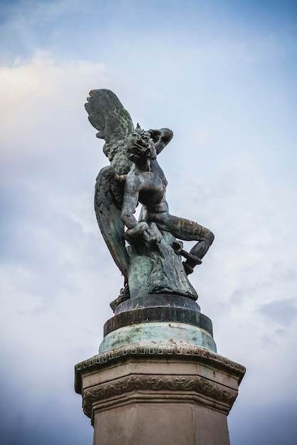 chimère, figure du diable, sculpture en bronze avec gargouilles démoniaques et monstres