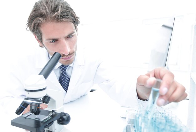 Chimiste regardant des tubes à essai avec des liquides bleus