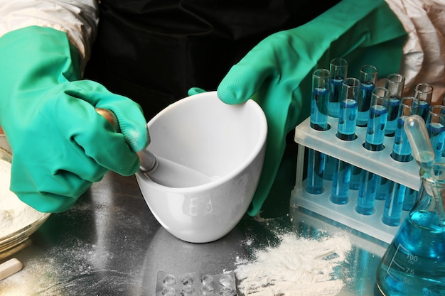 Chimiste travaillant dans un laboratoire de médicaments