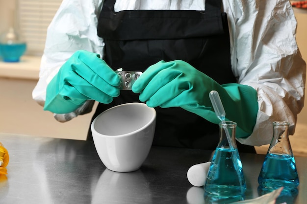 Un chimiste travaillant dans un laboratoire de médicaments.
