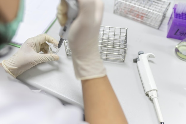 Des chimistes ont mélangé des produits chimiques pour trouver des médicaments antirétroviraux au laboratoireUne expérience pour détecter le virus a été trouvée dans le sangDéveloppeurs de médicaments et de vaccins potentiels contre le COVID19