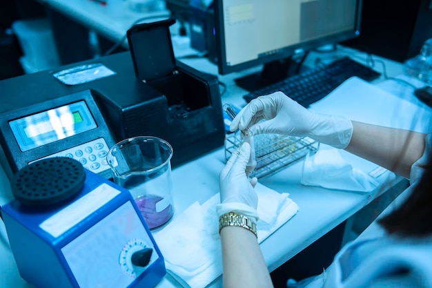 Des chimistes ont mélangé des produits chimiques pour trouver des médicaments antirétroviraux au laboratoireUne expérience pour détecter le virus a été trouvée dans le sangDéveloppeurs de médicaments et de vaccins potentiels contre le COVID19