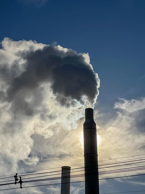 Photo chimneau d'usine libérant de la fumée dans l'atmosphère